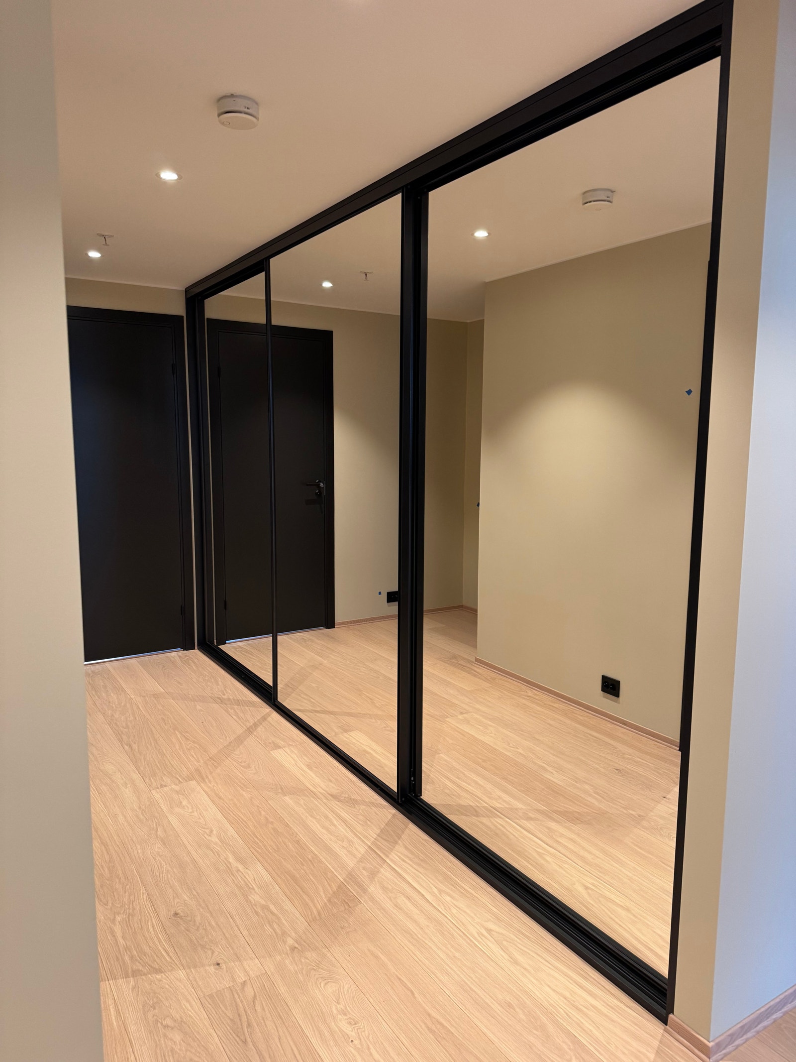 stort garderobeskap i entre/gang Galleribilde