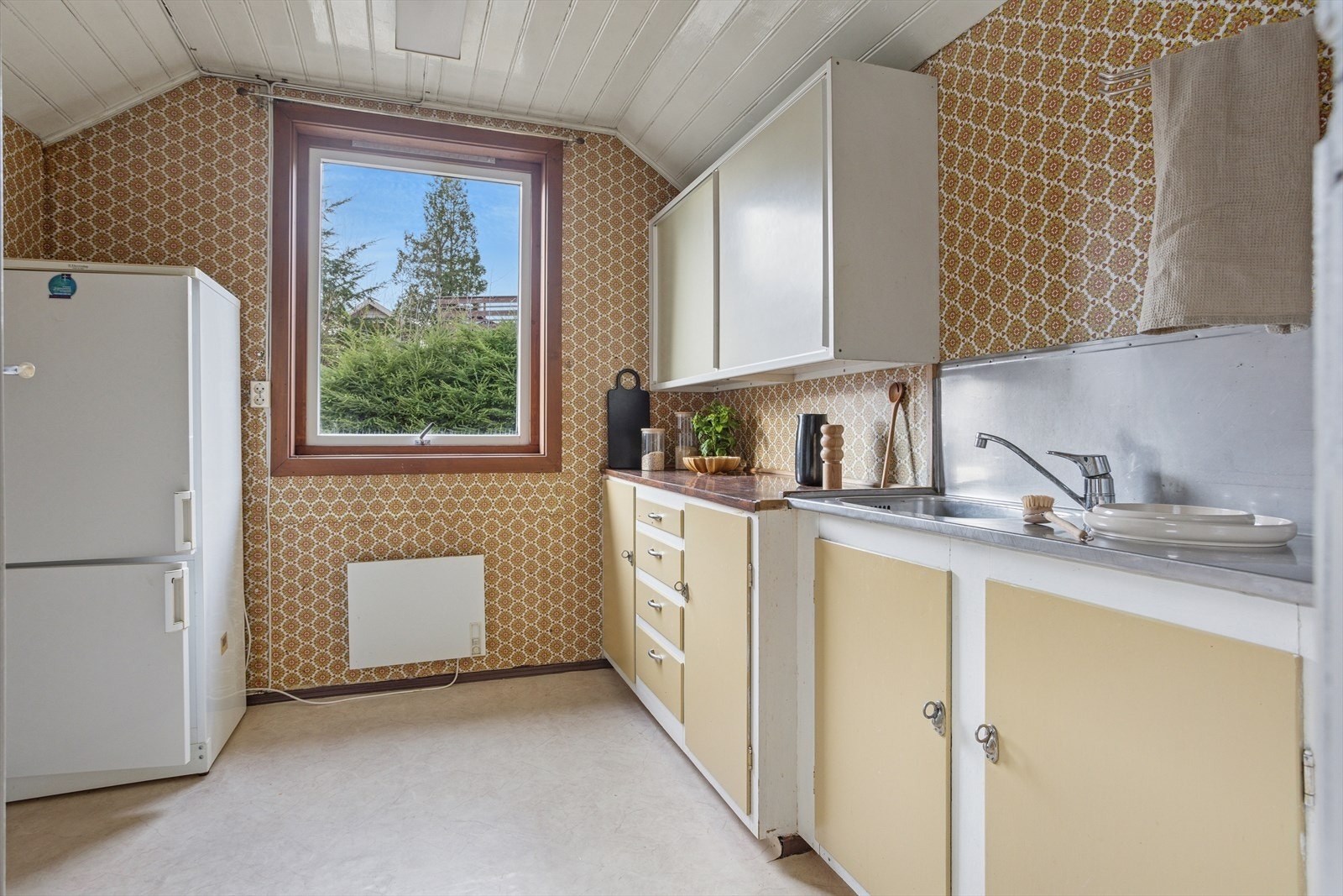 På øverste plan har man et ekstra kjøkken. Kjøkkenet bør med tiden oppgraderes, samtidig har man mange handlingsmuligheter og rom for å tilpasse øverste plan etter eget ønske. Galleribilde