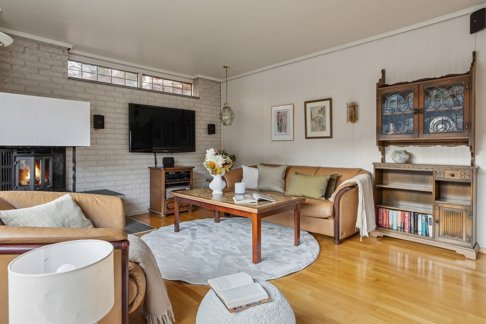 Stuen er utformet med naturlige soner, noe som gjør det enkelt å skape både intime sittegrupper og sosiale møteplasser. Galleribilde