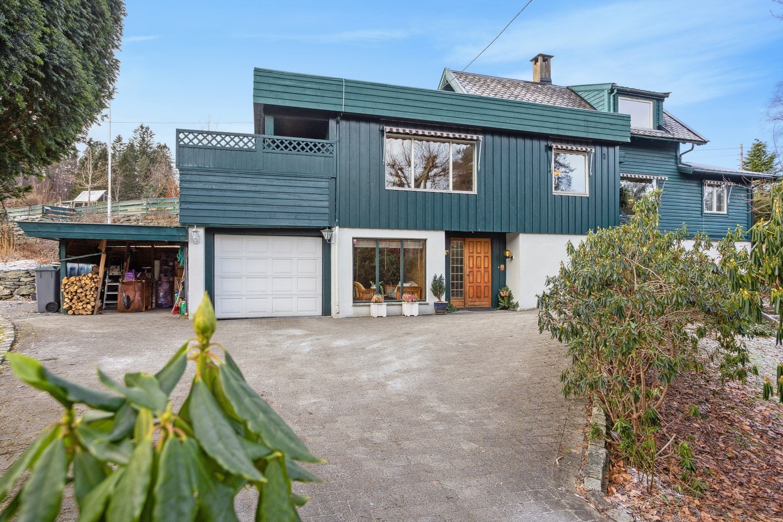 Eiendommen tilbyr god parkering og en innbygget garasje som gir en lettvint hverdag - spesielt gjennom vintermånedene. Galleribilde