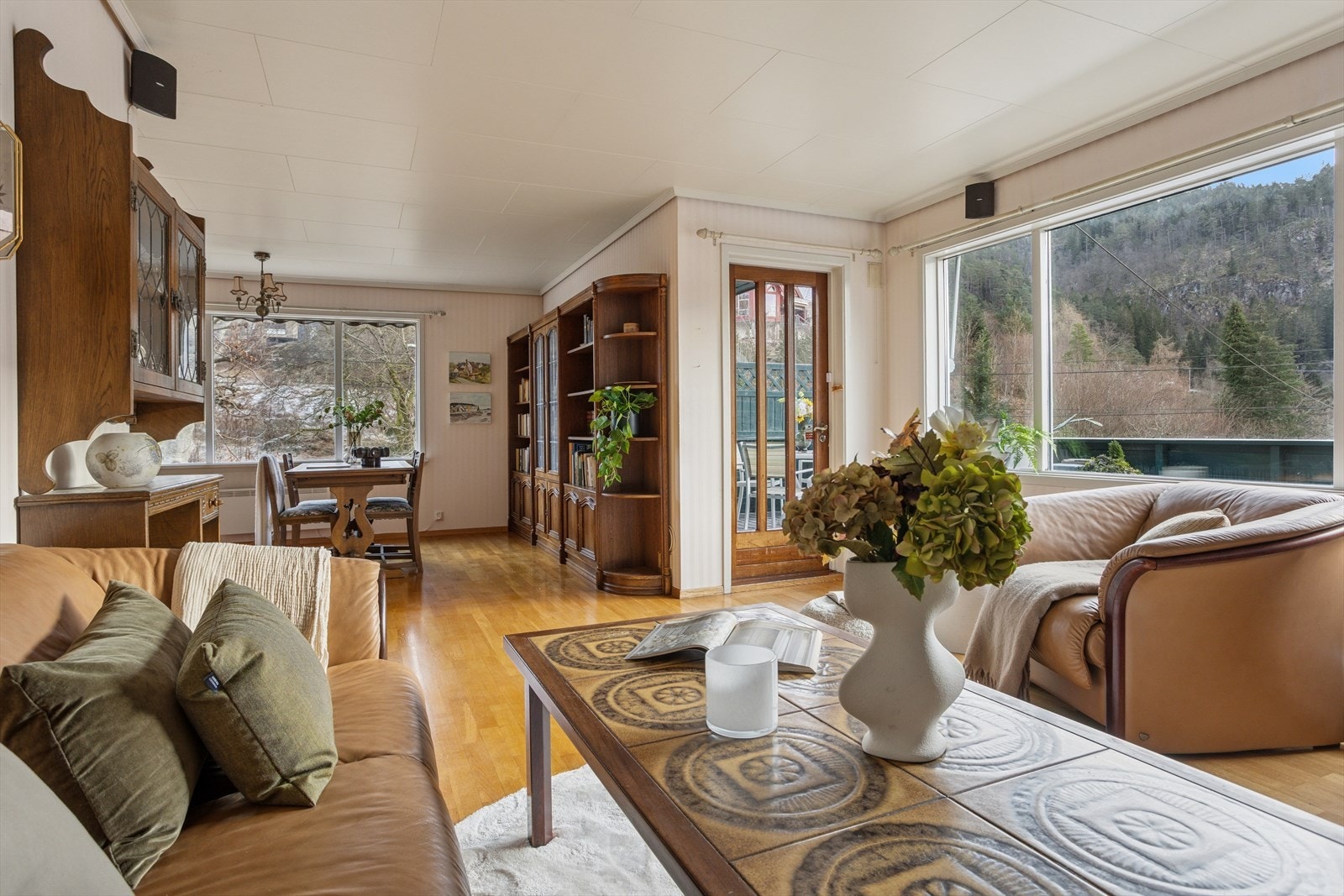 Stue og spisestue henger harmonisk sammen i en åpen og flexibel planløsning. Denne utformingen gjør rommet lett å innrede, samtidig som det skaper en naturlig forbindelse mellom måltider, samvær og avslapping. Galleribilde