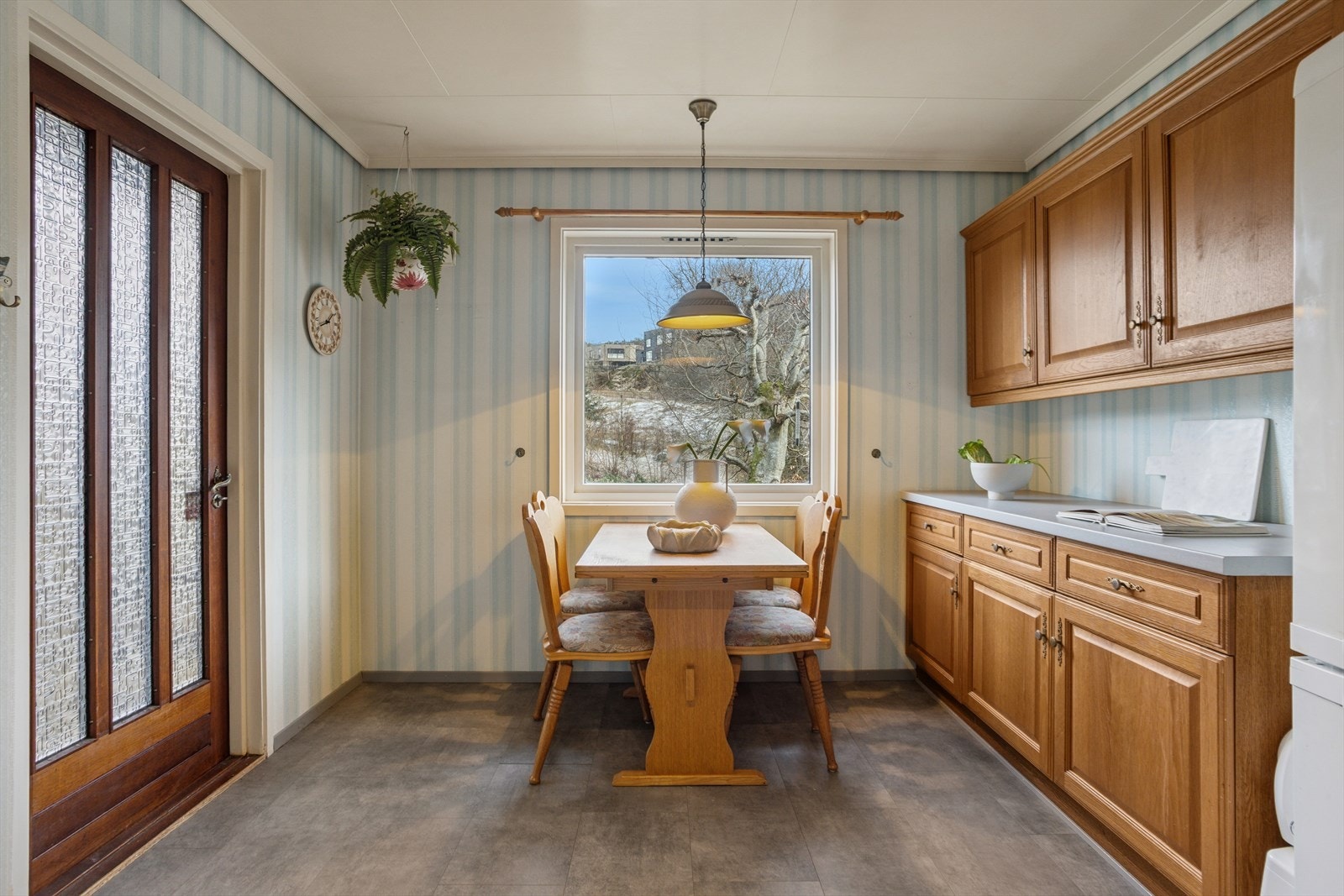 Trivelig spiseplass med flott utsyn mot hagen, ideell for rolige morgener og uformelle måltider. Galleribilde