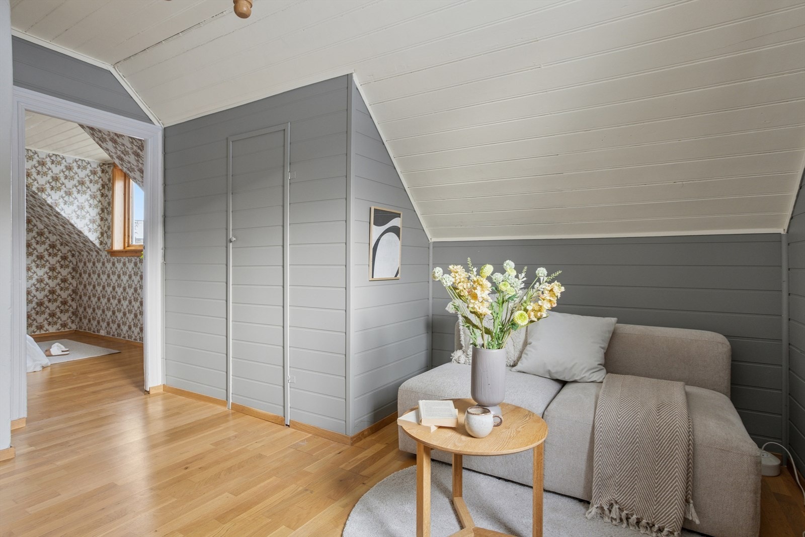 Videre kommer man til boligens øverste plan. Her er det et kjøkken, to soverom og en innredet gang. Gangen er stor nok til møblering eller en pult. Galleribilde