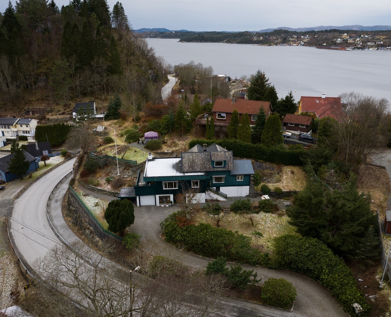 Flott beliggenhet nær vannet, omgitt av natur. Her bor du sentralt, med kort vei til butikken, Lagunen Storsenter, turmuligheter, skole og busstopp. Galleribilde