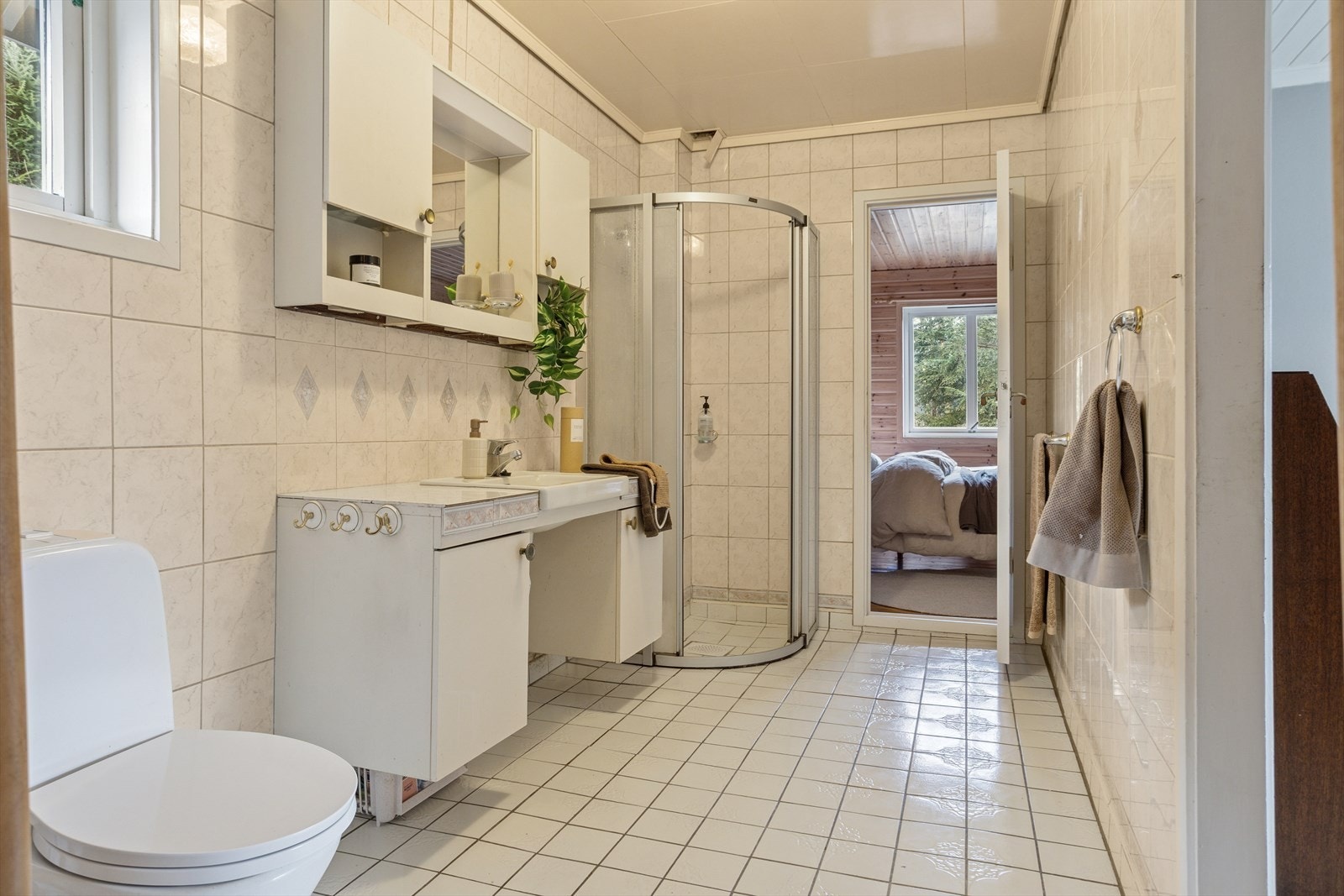 Bad med god størrelse med dusjløsning og god plass rundt innredningen. Her har du mulighet til å lage ditt drømmebad. Galleribilde