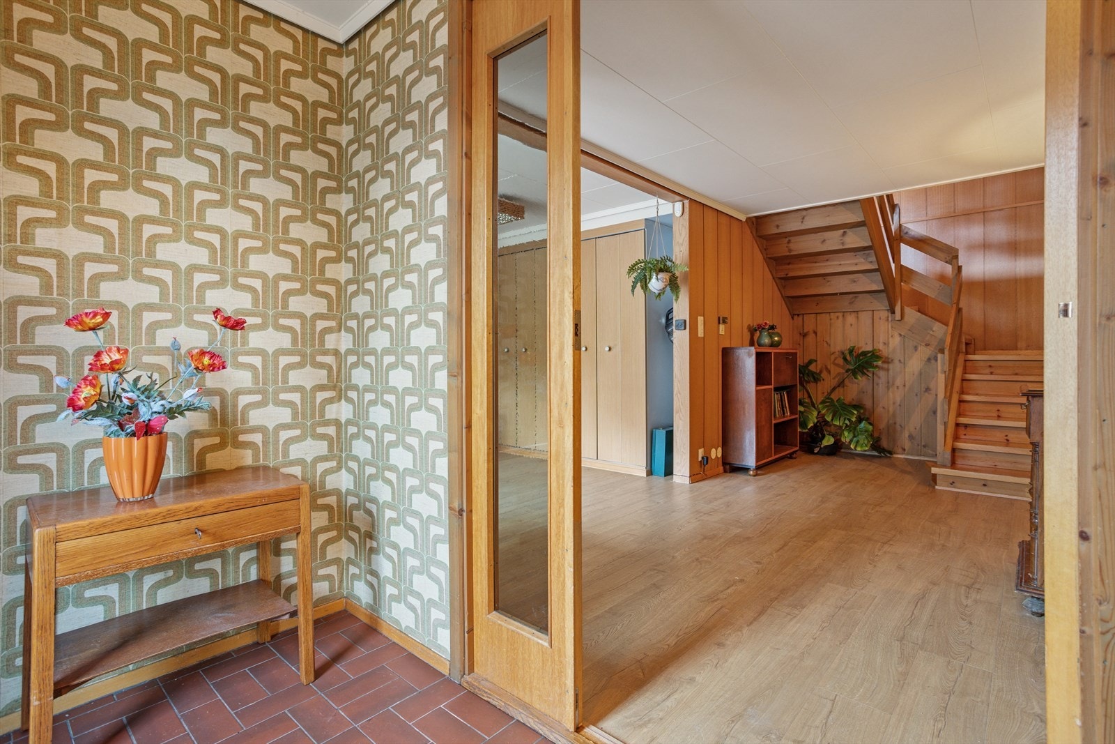 Velkommen inn! Entré med god plass. med en praktisk overgang mellom ute og inne med rom for både oppbevaring og velkomst. Galleribilde