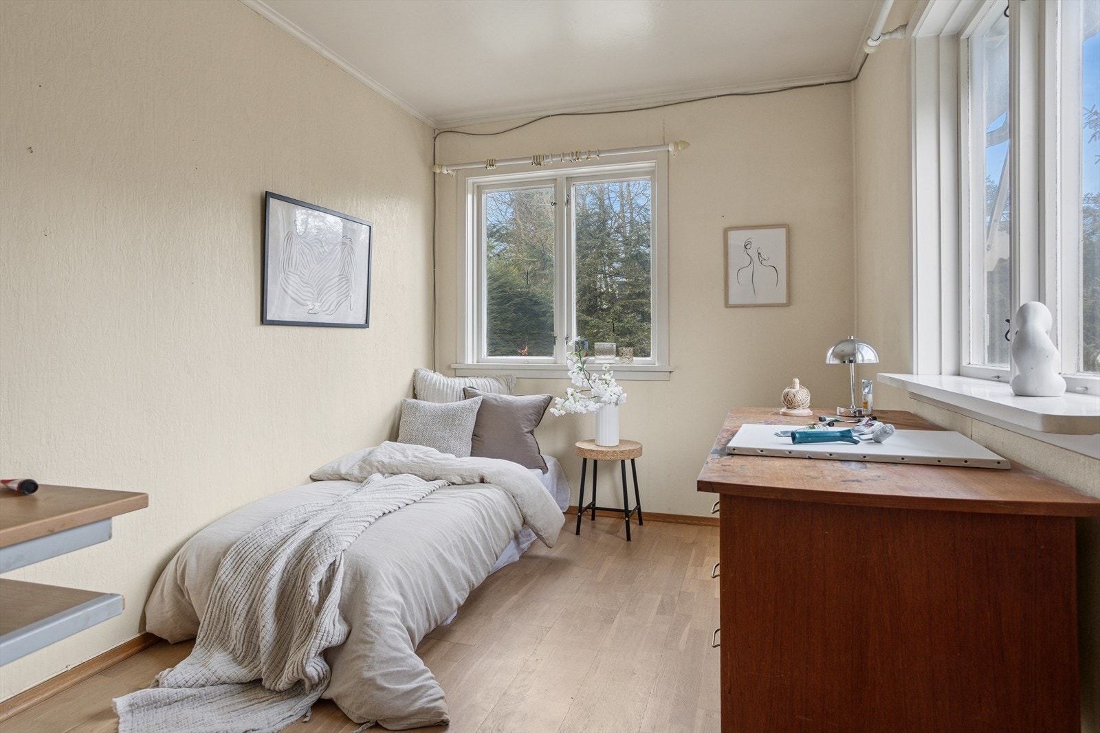 Et fleksibelt rom med store vinduer og godt lys, perfekt som både soverom, gjesterom eller et rolig hjemmekontor. Galleribilde