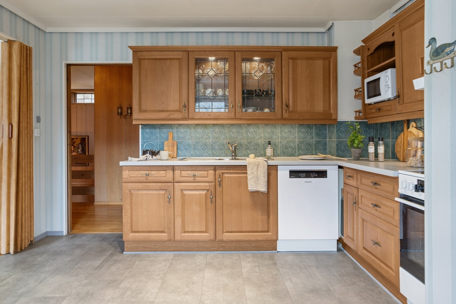 Kjøkkenet har god skapplass og en funksjonell løsning som gjør hverdagen praktisk og oversiktlig. Galleribilde