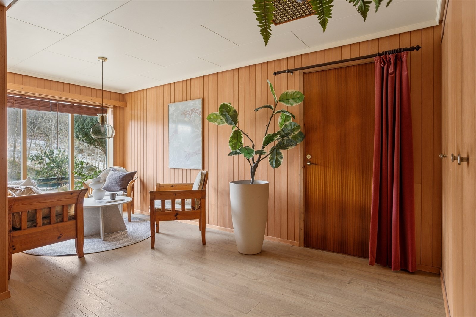 Døren tar deg videre inn i garasjen. Galleribilde