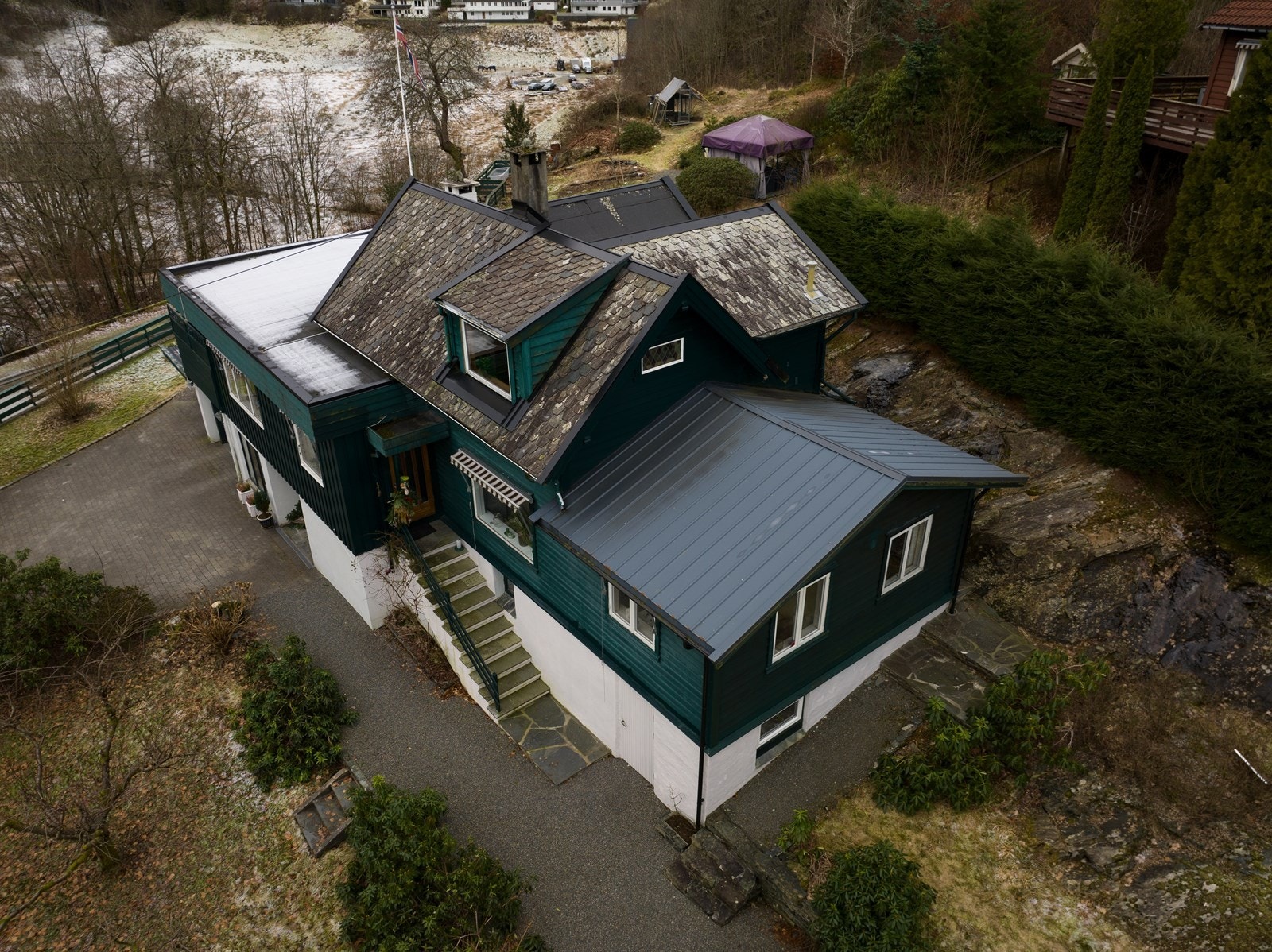 Her sees hoveddelen med tilbygg fra 1975 - en bolig med karakter, sjel og rom for egne visjoner. Galleribilde