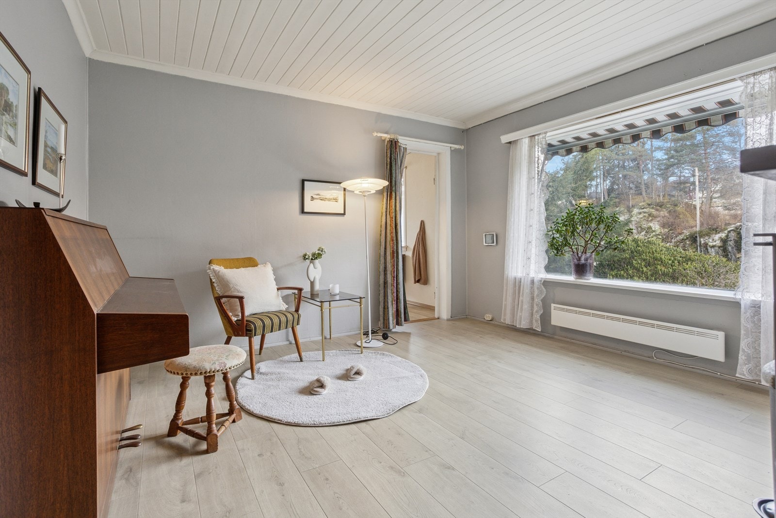 Et rom med mange muligheter - perfekt som tv-stue, hobbyrom eller en ekstra sone for avslapning. Det brukes i dag som en TV-stue. Galleribilde