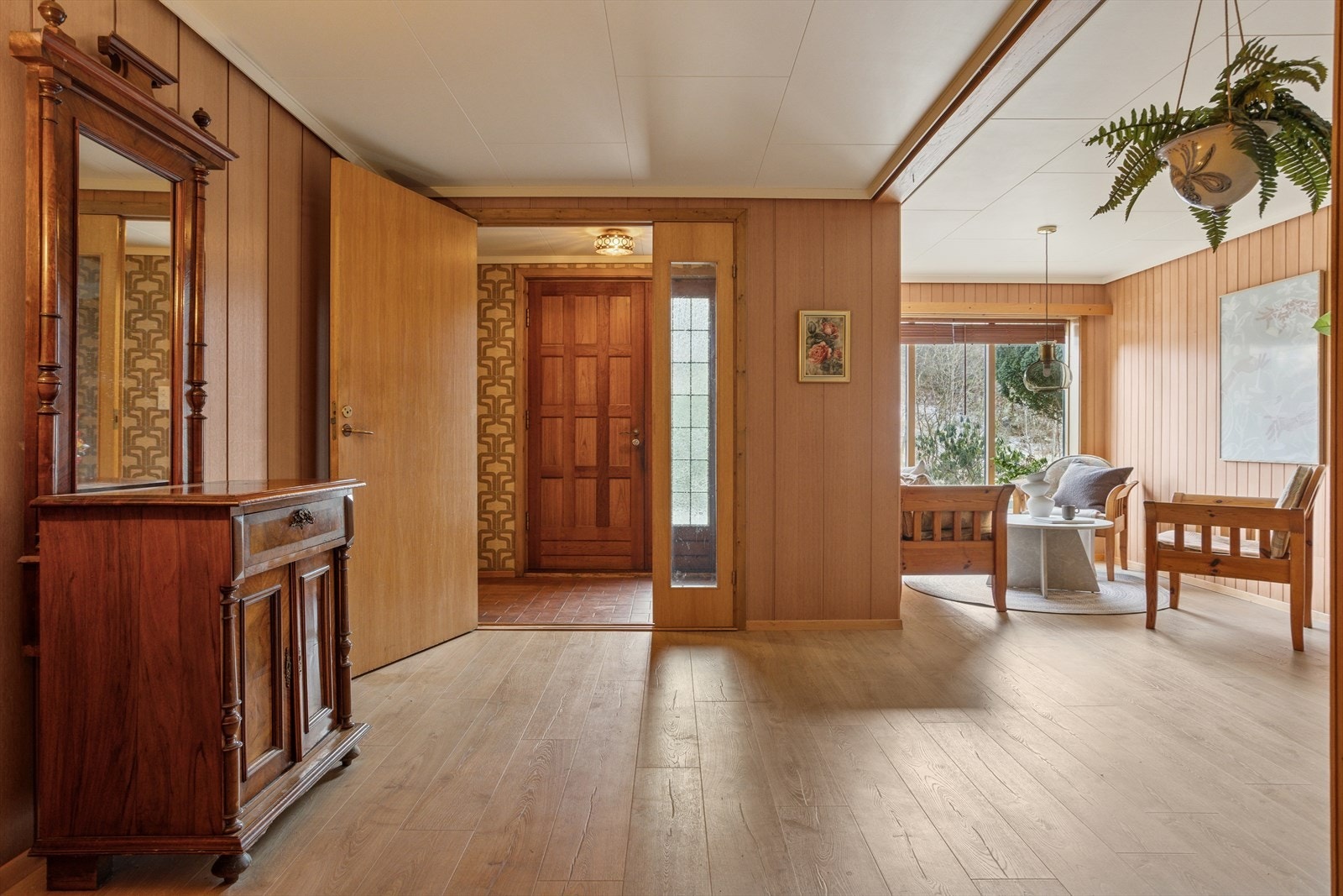 Videre fra entréen kommer du inn i et større oppholdsareal, hvor man muligens kan sette opp en lettvegg for et ekstra soverom eller lage til en trivelig TV-krok. Galleribilde