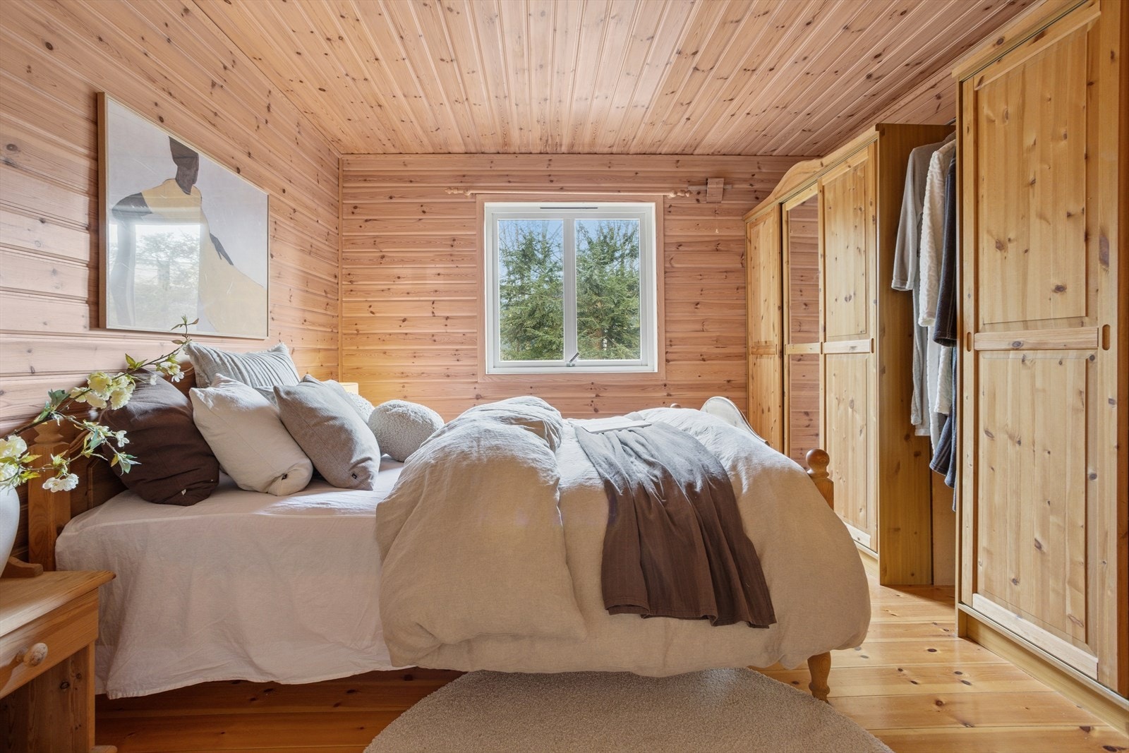 Lunt og godt soverom med gjennomført treverk. God plass til garderobe og annen soveroms møblering. Galleribilde