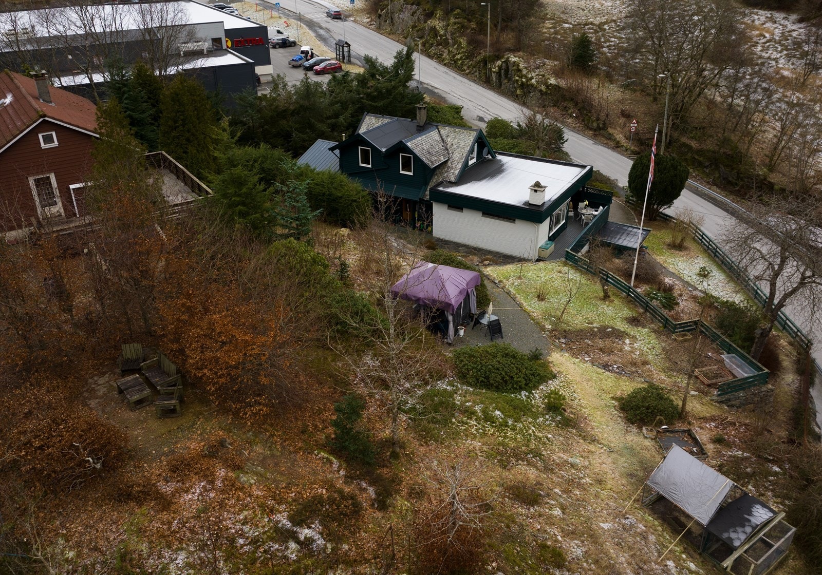 Deler av tomten ligger høyt og tilbaketrukket, omkranset av natur og med flere lune soner på tomten - samtidig nær vei og servicetilbud. Galleribilde