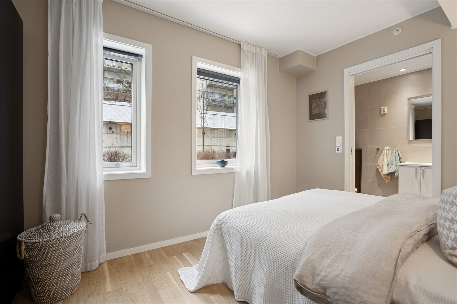 Romslig master bedroom vendt ut mot skjermet bakgård - et praktisk og behagelig hovedsoverom med eget, privat bad. Galleribilde