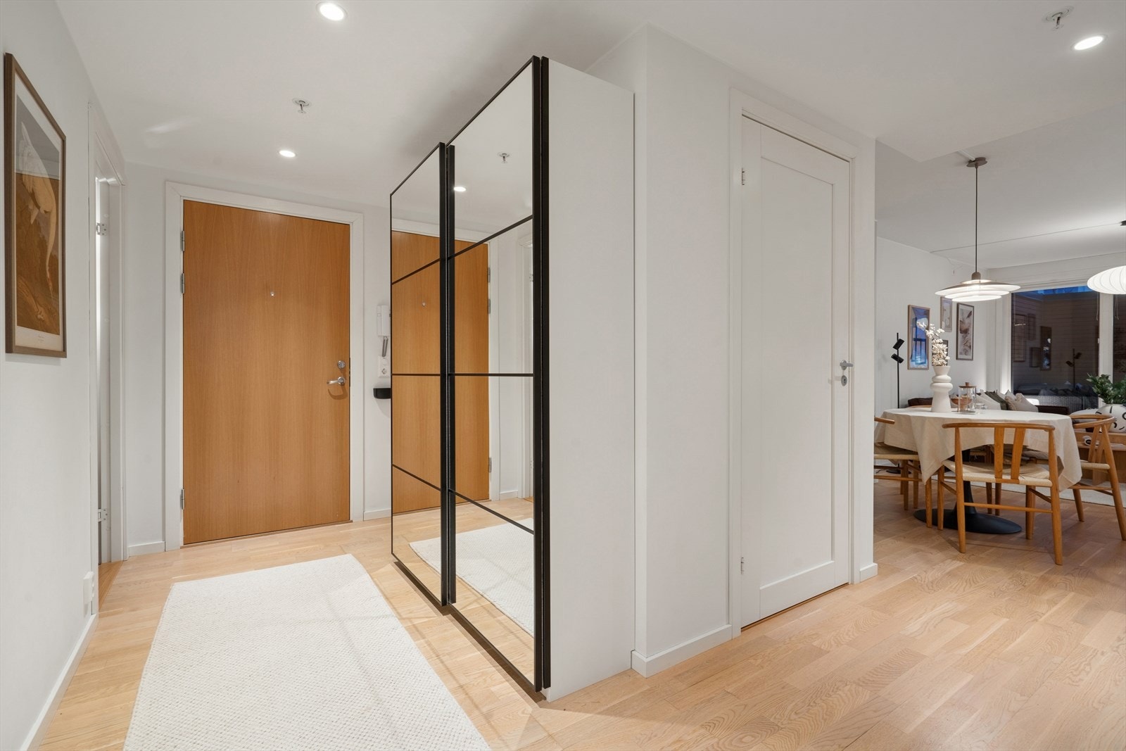 Lys og romslig entré med stor garderobeløsning som gir rikelig oppbevaringsplass. Galleribilde