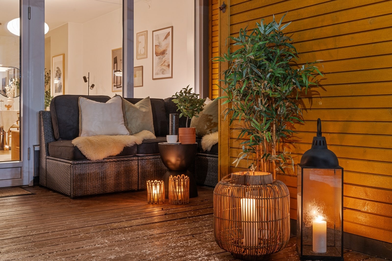 Innbydende uteplass med plass til både sittegruppe og dekor - og med en praktisk utebod på ca. 5 m² som gir ekstra lagringsplass. Galleribilde