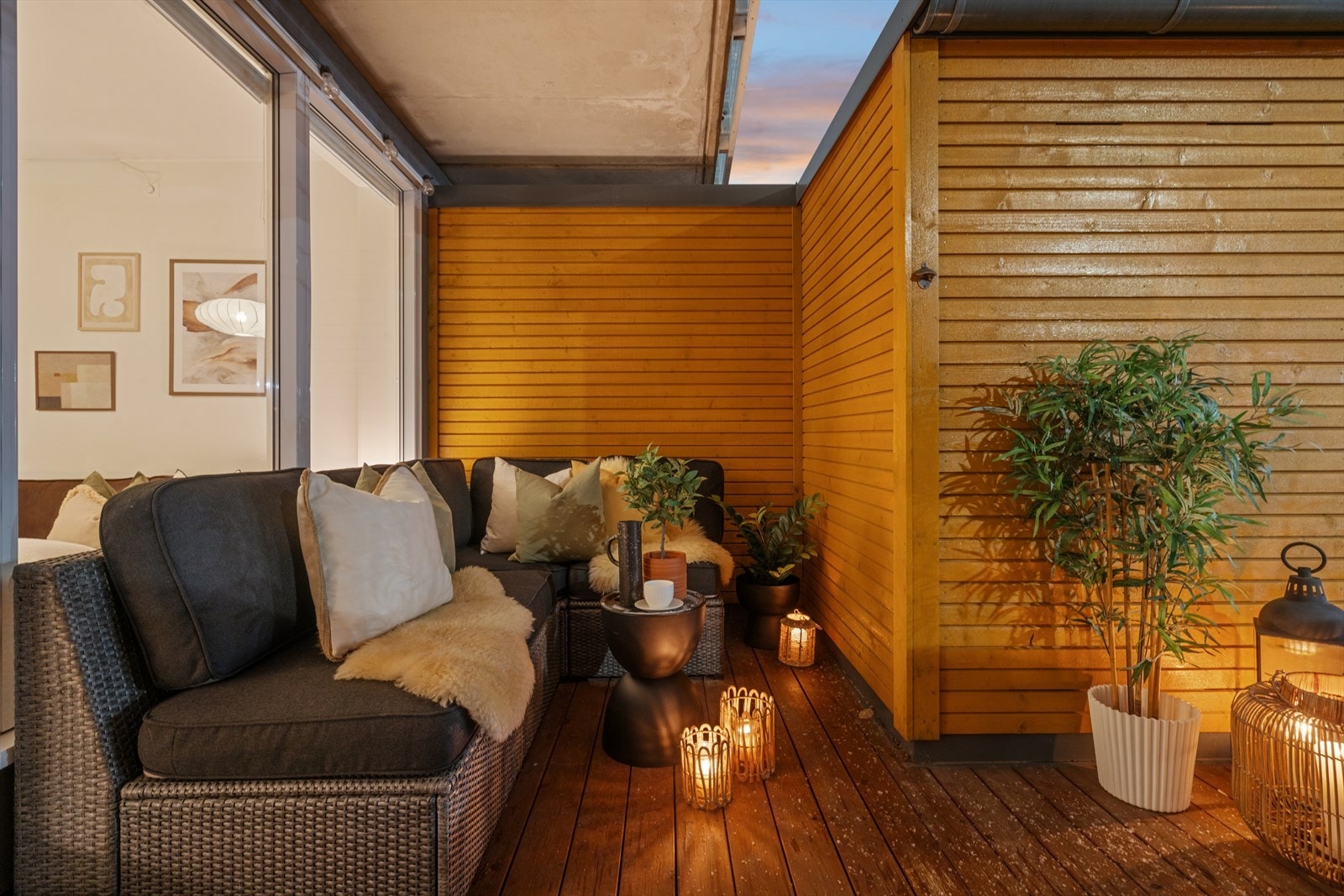 Den skjermede uteplassen er perfekt for rolige stunder langt ut over kvelden - med myke puter, levende lys og en intim atmosfære som gjør det lett å bli sittende litt lenger. Galleribilde