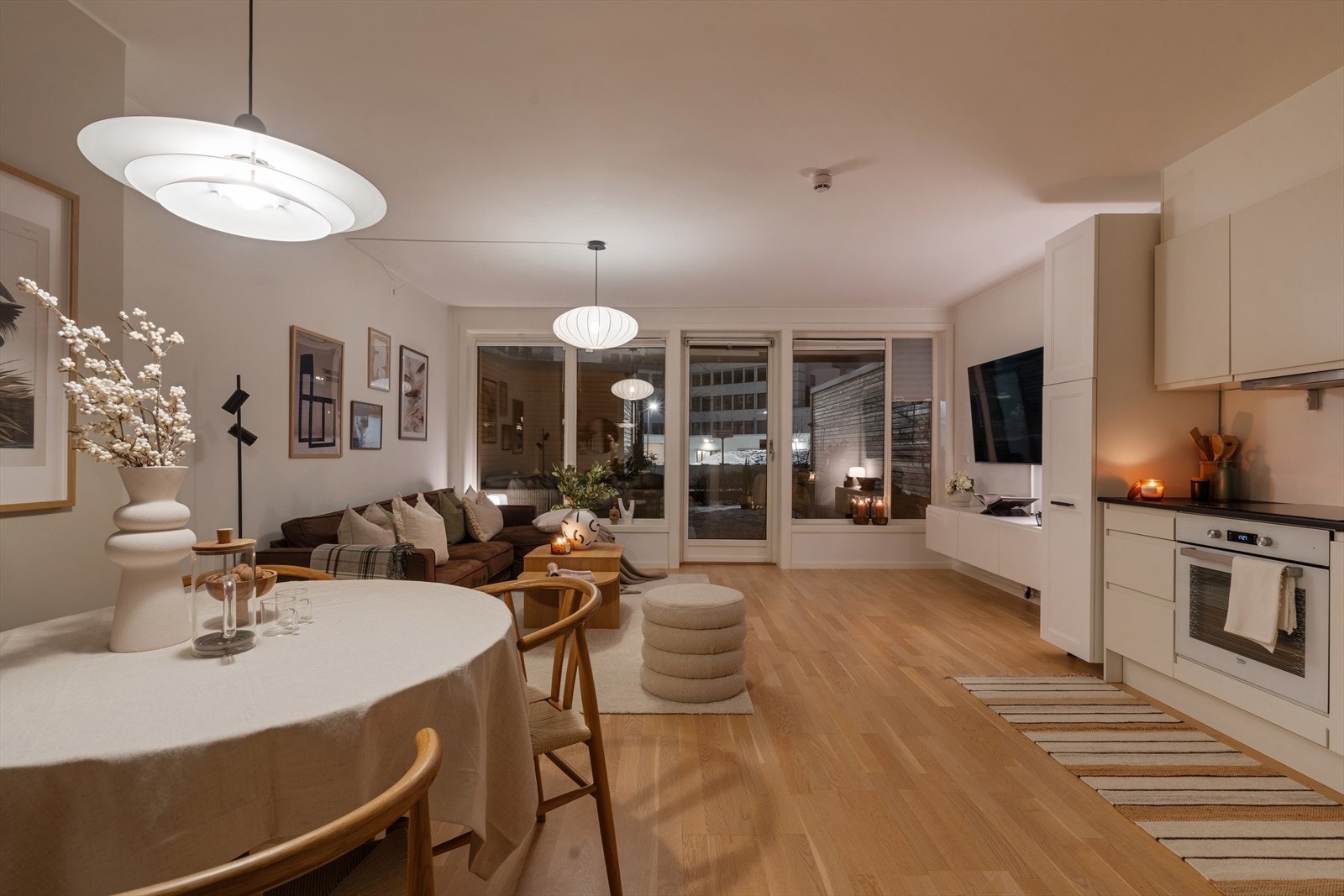 Lekker åpen kjøkken-/stueløsning med naturlig inndeling av soner og direkte forlengelse ut i hagen Galleribilde