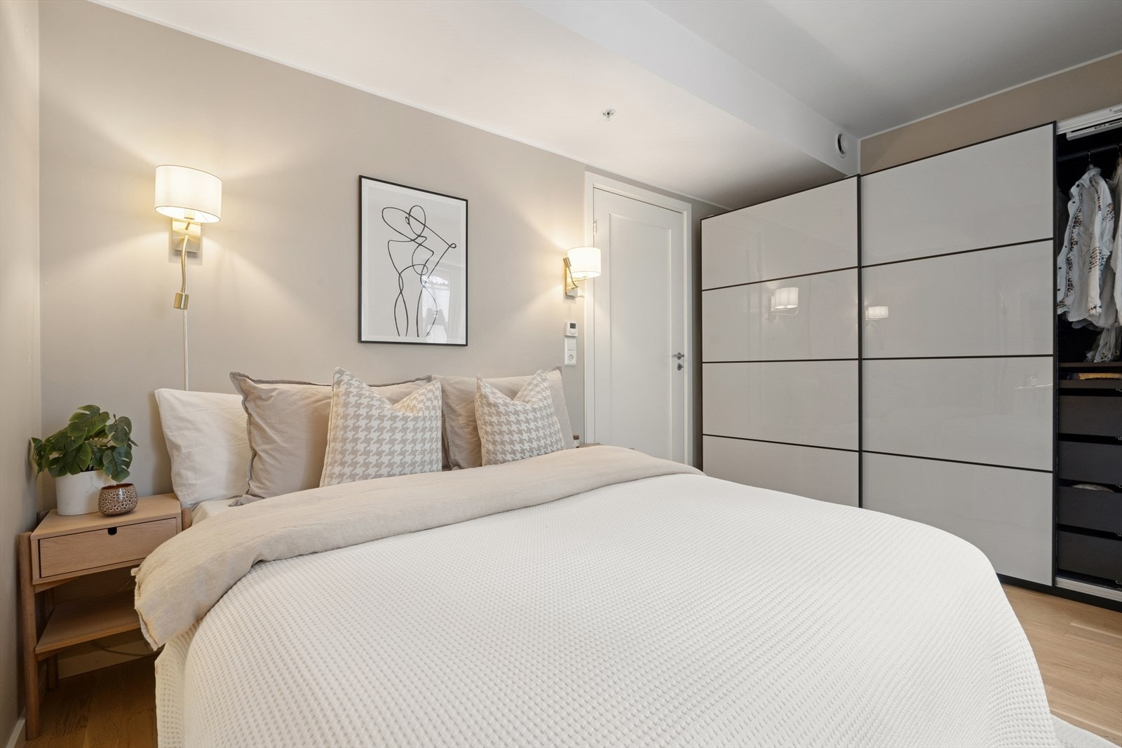 Soverommet tilbyr også rikelig med garderobeplass i en moderne og arealeffektiv innredning. Galleribilde