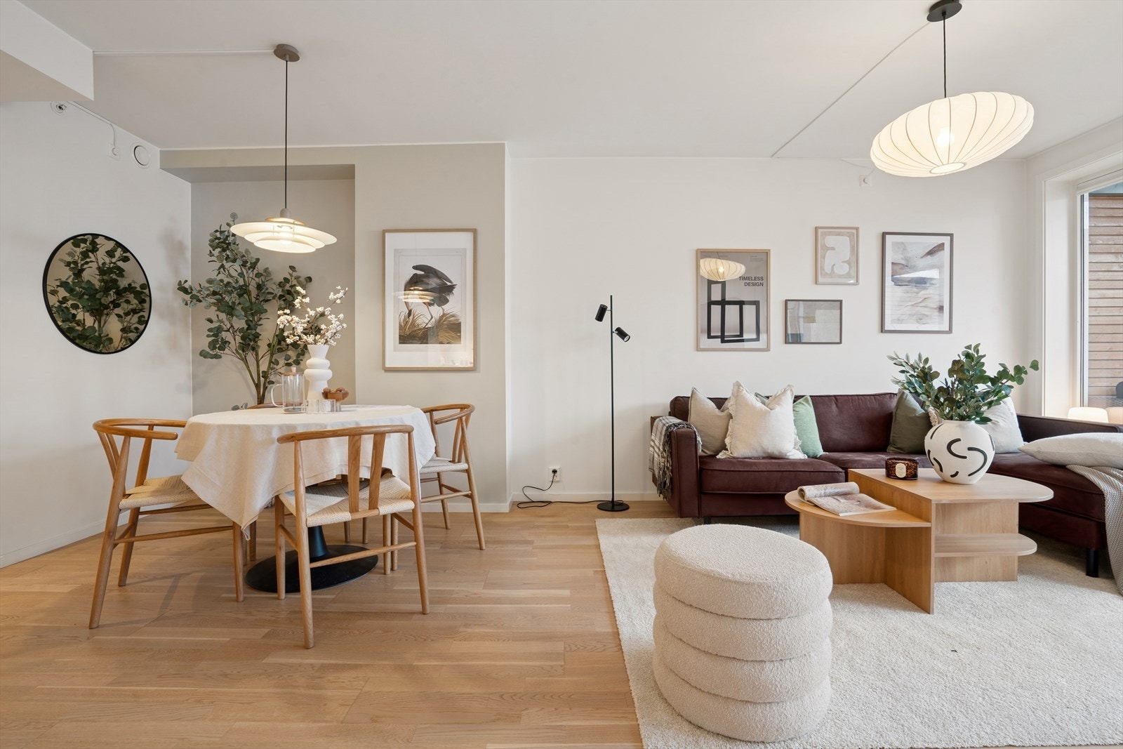 Stuen er gjennomført med moderne 1-stavs parkett og tidsriktige, harmoniske fargevalg fra 2026. Galleribilde