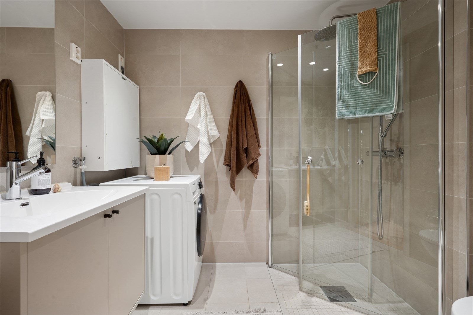 Stort og elegant bad fra byggeår, med downlights med dimmer, behagelig gulvvarme og moderne dusjløsning. Galleribilde