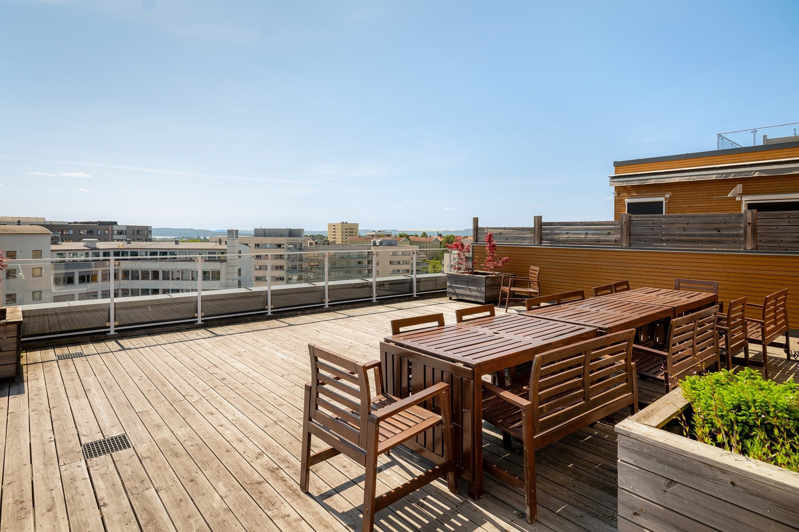 Fantastisk takterrasse med langbord - Inviter venner over på hyggelige middager. Galleribilde