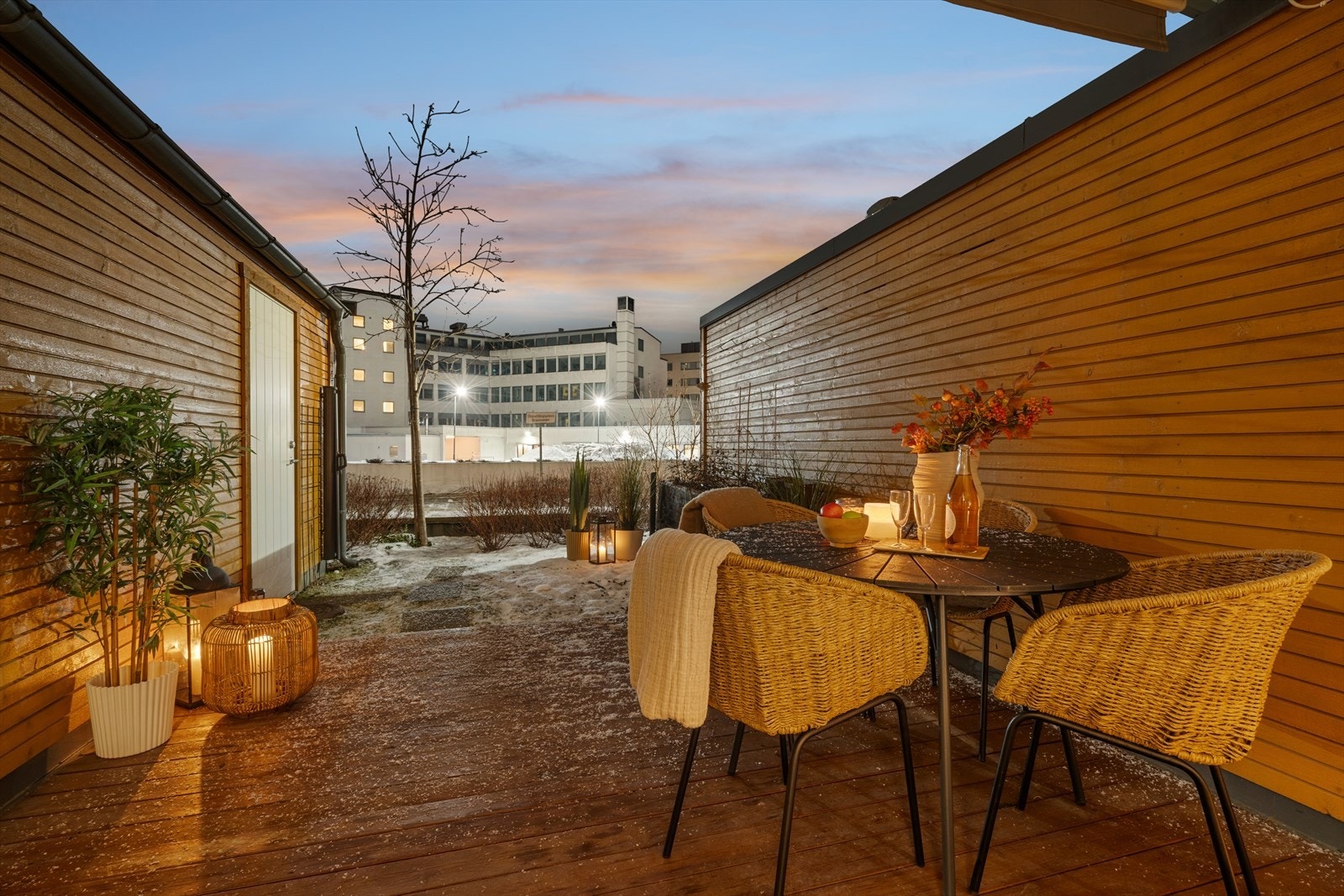 Lun markterrasse med grønn hageflekk som virkelig blomstrer om sommeren. Her får du et nydelig uterom som blir en privat liten oase i de varme månedene. Galleribilde