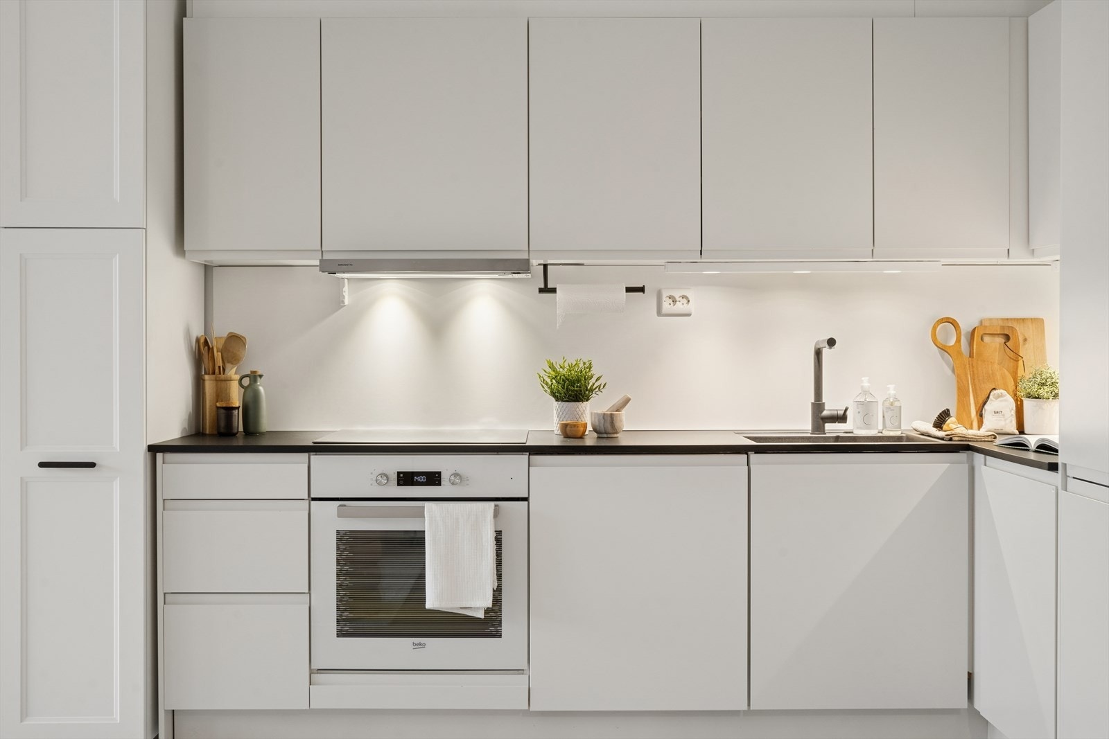 Kjøkkenet er levert av SIGDAL fra byggeåret og kommer med glatte, laminerte fronter og en slitesterk laminert benkeplate som gir et moderne og tidløst uttrykk. Galleribilde