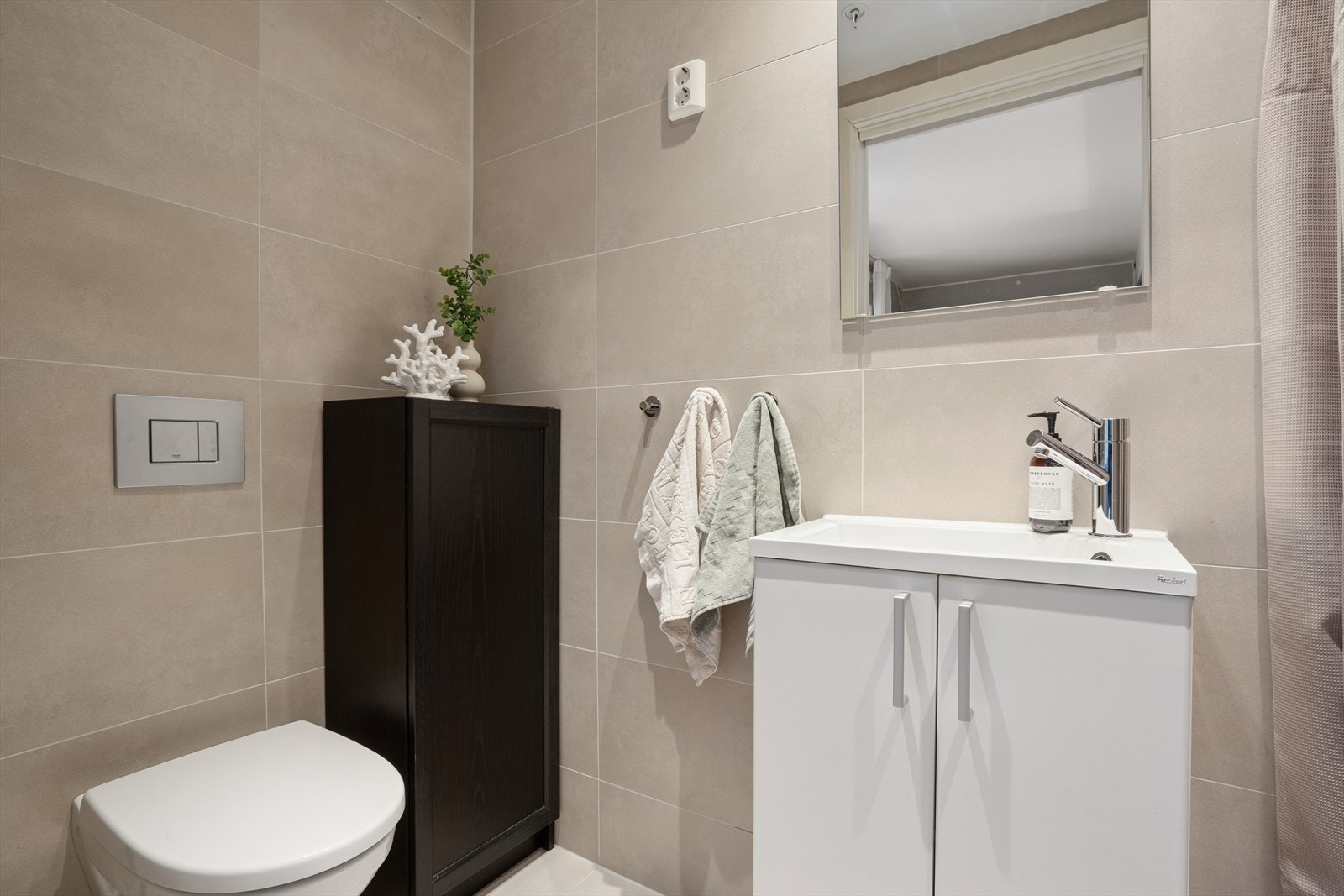 Elegant og fullverdig bad tilknyttet master bedroom - et privat og stilrent baderom med gjennomførte kvaliteter. Galleribilde