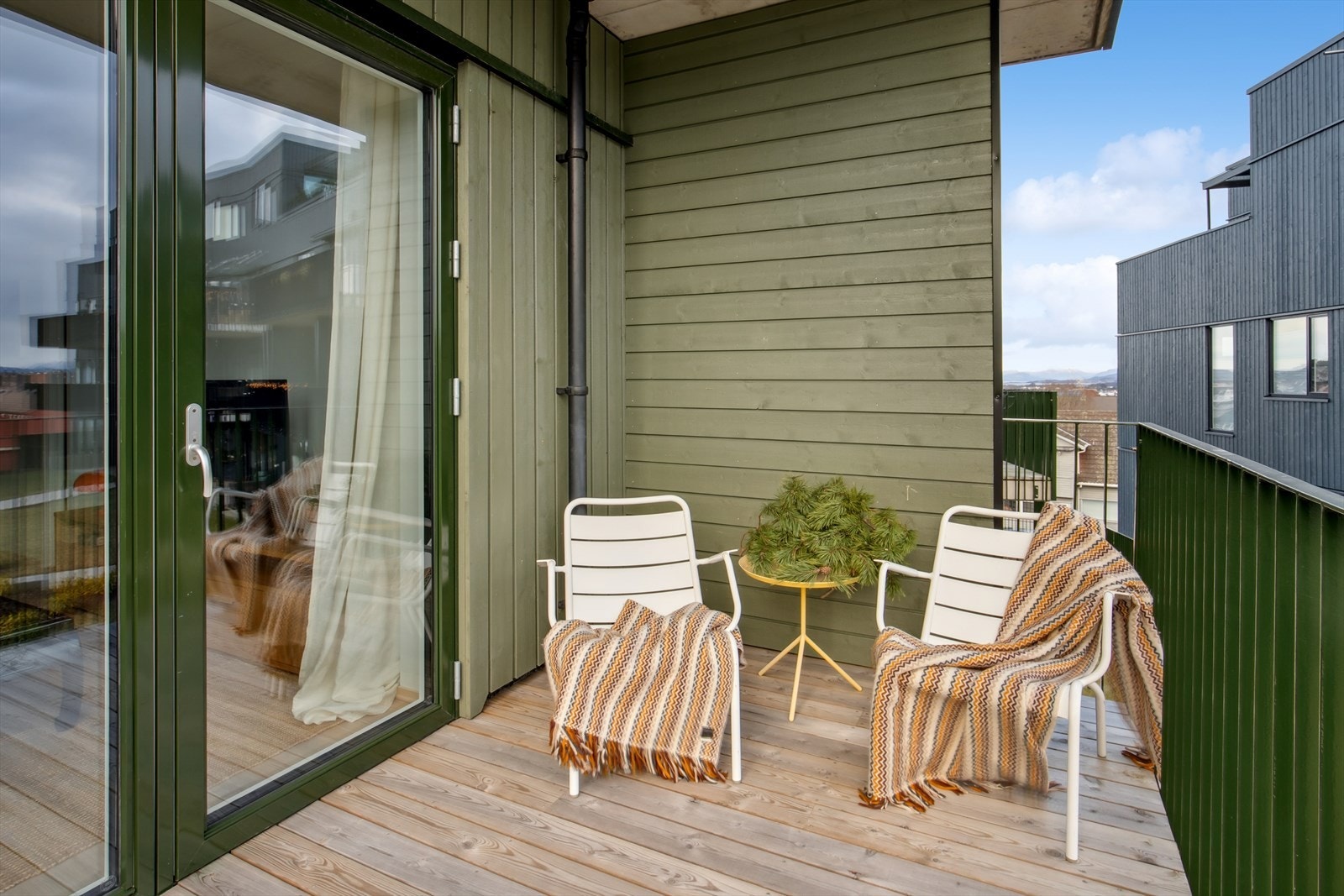 Balkongen er romslig og på 7 kvm. Her har man rom for å møblere med sittegruppe og flott utsikt over fellesområdet. Galleribilde