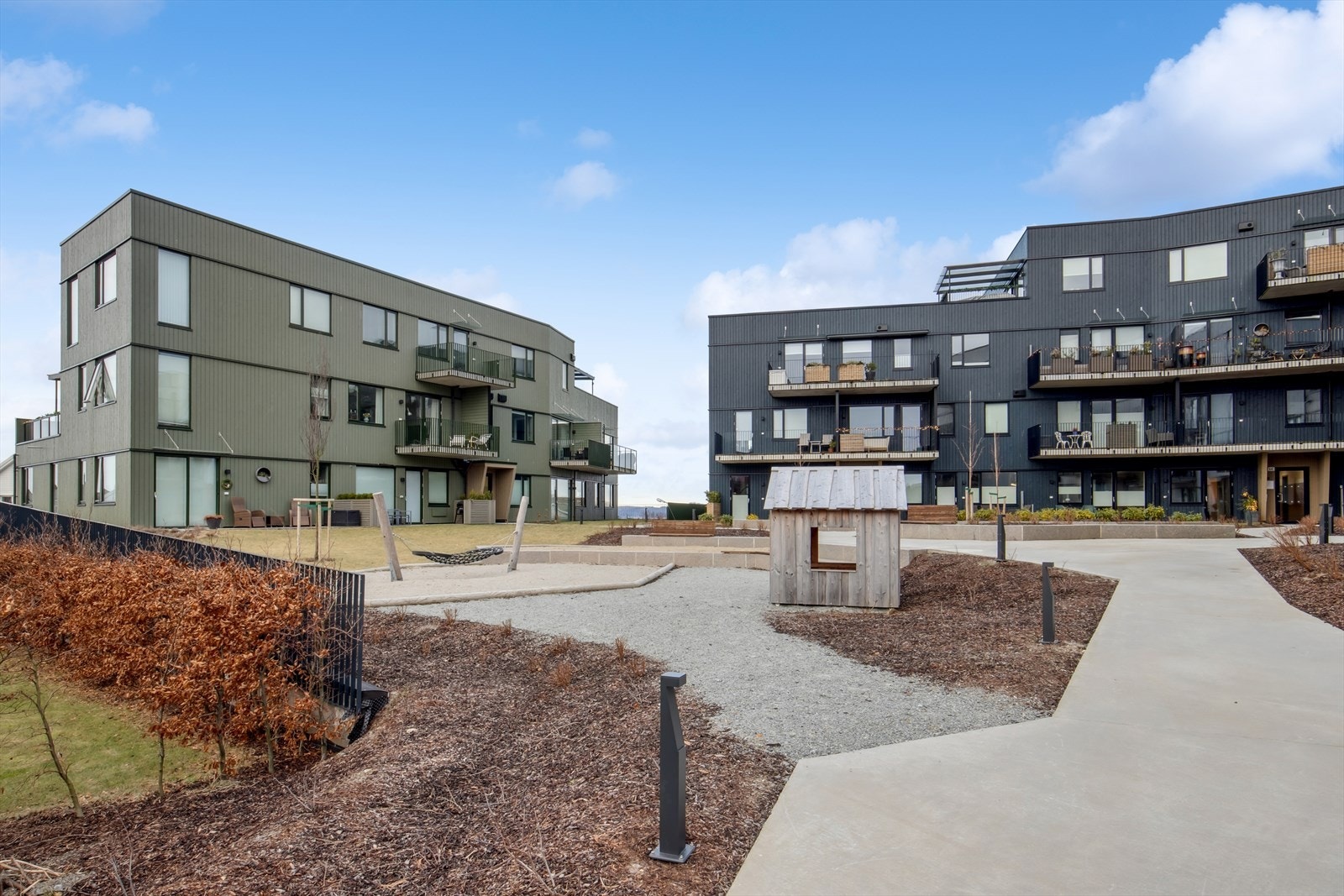 Fellesområdene er flott opparbeidet med grøntarealer, variert beplantning, lekeplass og interne gangstier. Et gjennomført og flott opparbeidet uteområde hvor både store og små vil trives. Galleribilde