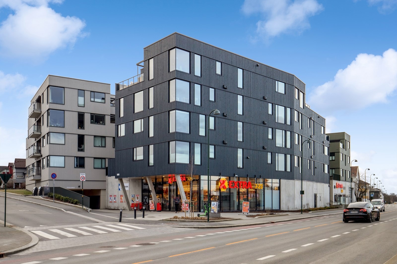 For daglige innkjøp har man Coop Extra i underetasjen og Kiwi like ved. Praktisk og enkelt i en travel hverdag. Galleribilde