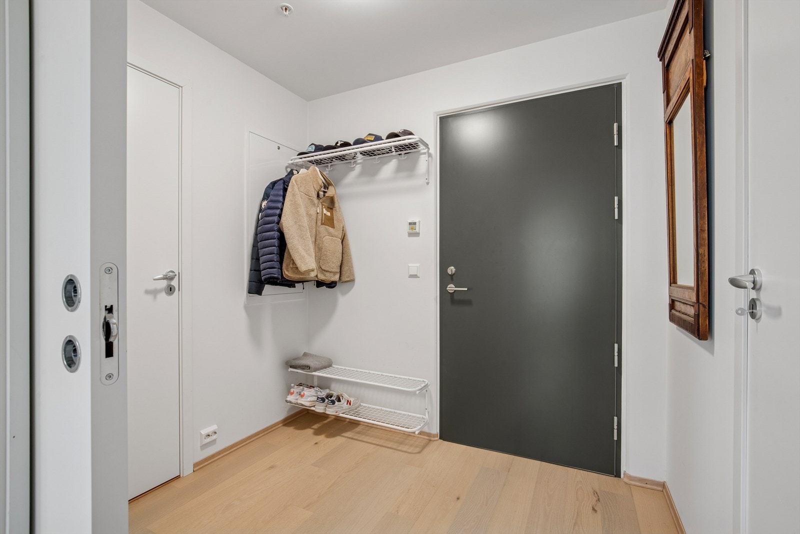 Man ønskes velkommen inn i en romslig entré hvor man har god plass til å møblere med garderobe hvor man kan henge fra seg yttertøy og sko. Galleribilde