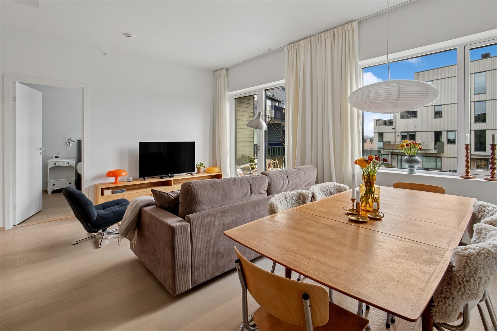 Her har man plass til å møblere i flere soner med både sofa- og spisegruppe. Galleribilde