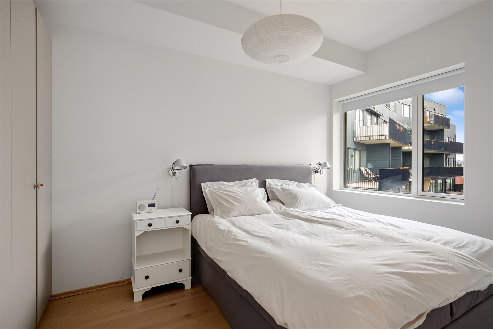 Soverommet er romslig og utstyrt med garderobe. I tillegg har man god plass til å møblere med dobbeltseng og tilhørende møblement. Galleribilde