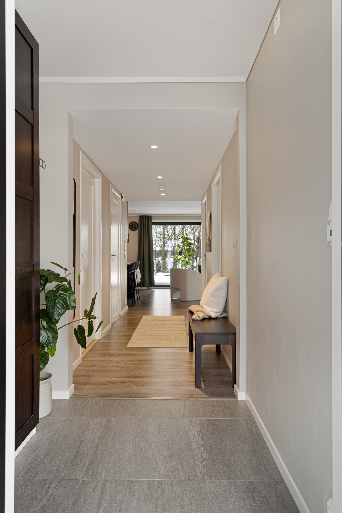 Lyse flater og gjennomgående gulv gir et moderne og ryddig førsteinntrykk. Galleribilde