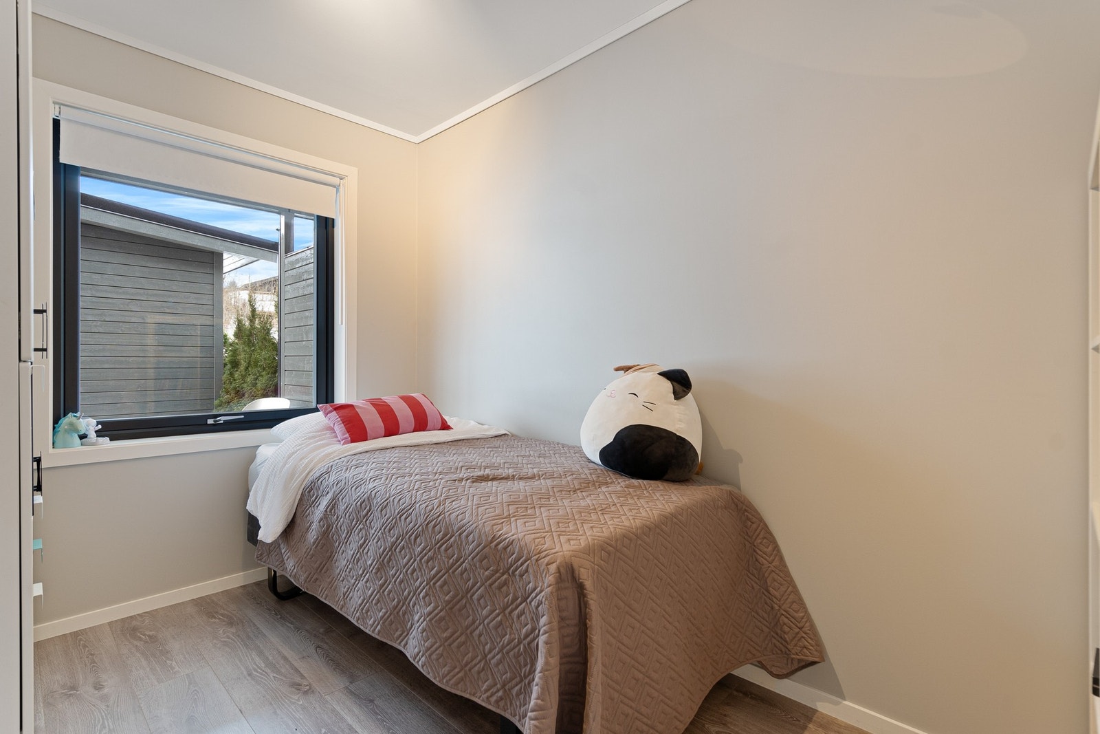 God plass til seng, skrivebord og oppbevaring. Galleribilde