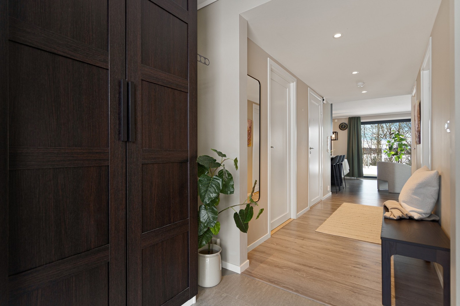 Romslig og innbydende entré med god plass til garderobeløsning. Galleribilde