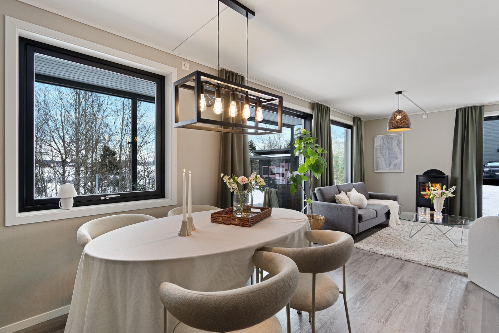 Naturlig plass for spisebord i tilknytning til kjøkkenet. Galleribilde