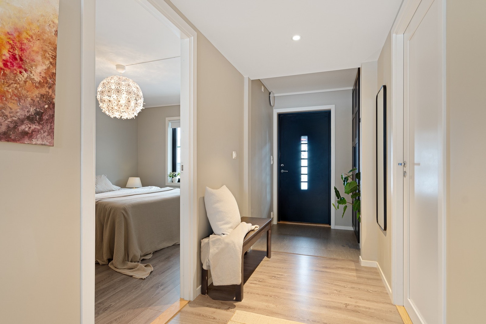 Gangen binder boligens rom på en praktisk og oversiktlig måte. Galleribilde