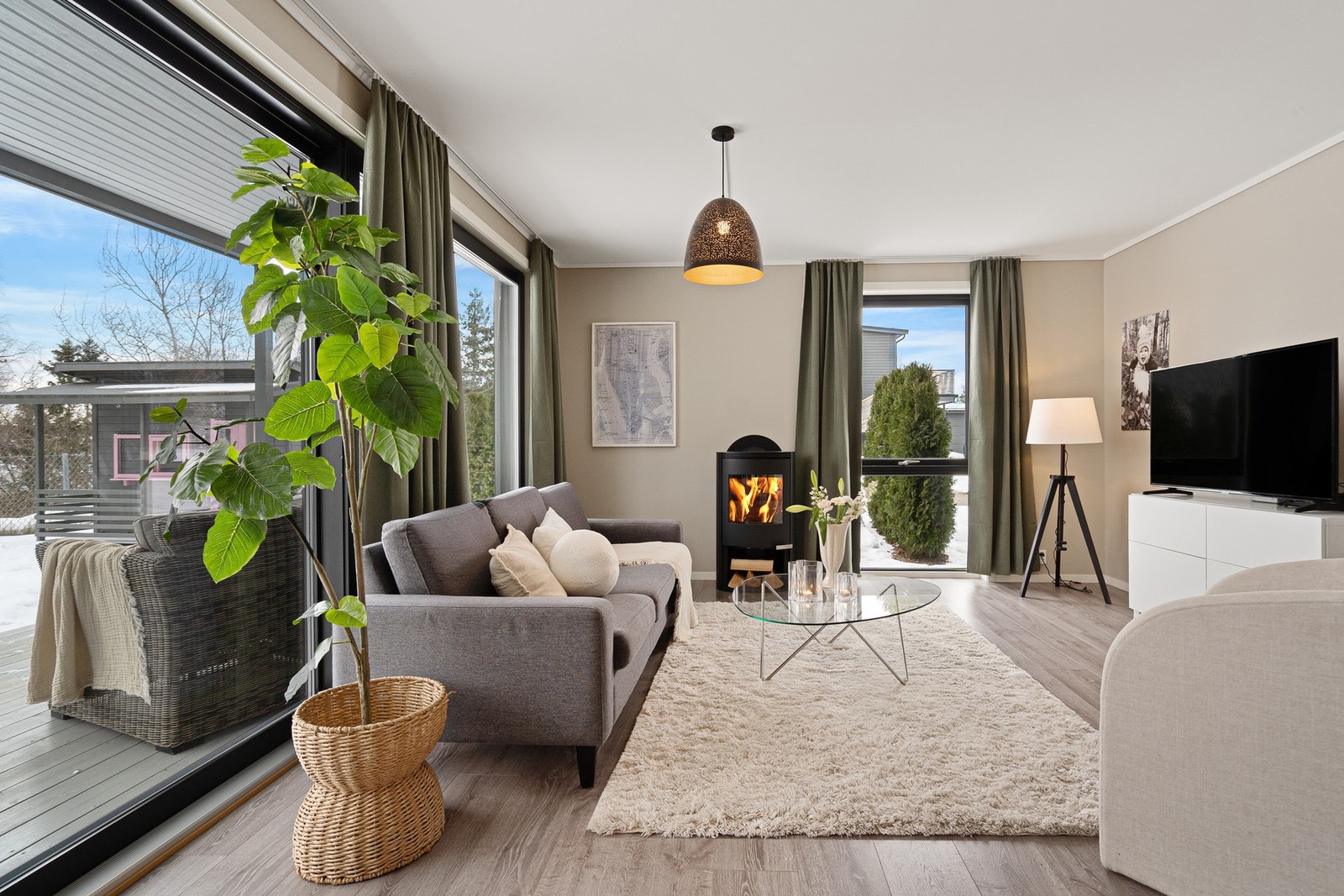 Rommet har god plass til både sofagruppe og øvrig møblement. Peisovn gir både lun stemning og ekstra komfort på kjølige dager. Galleribilde