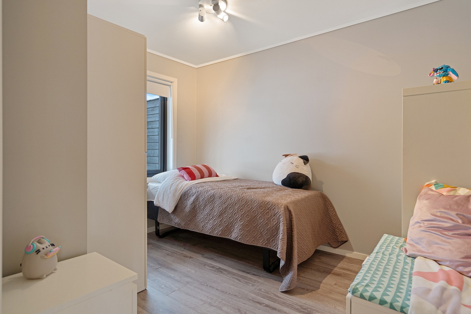 Lyst og trivelig soverom som egner seg godt som barnerom, gjesterom eller kontor. Galleribilde