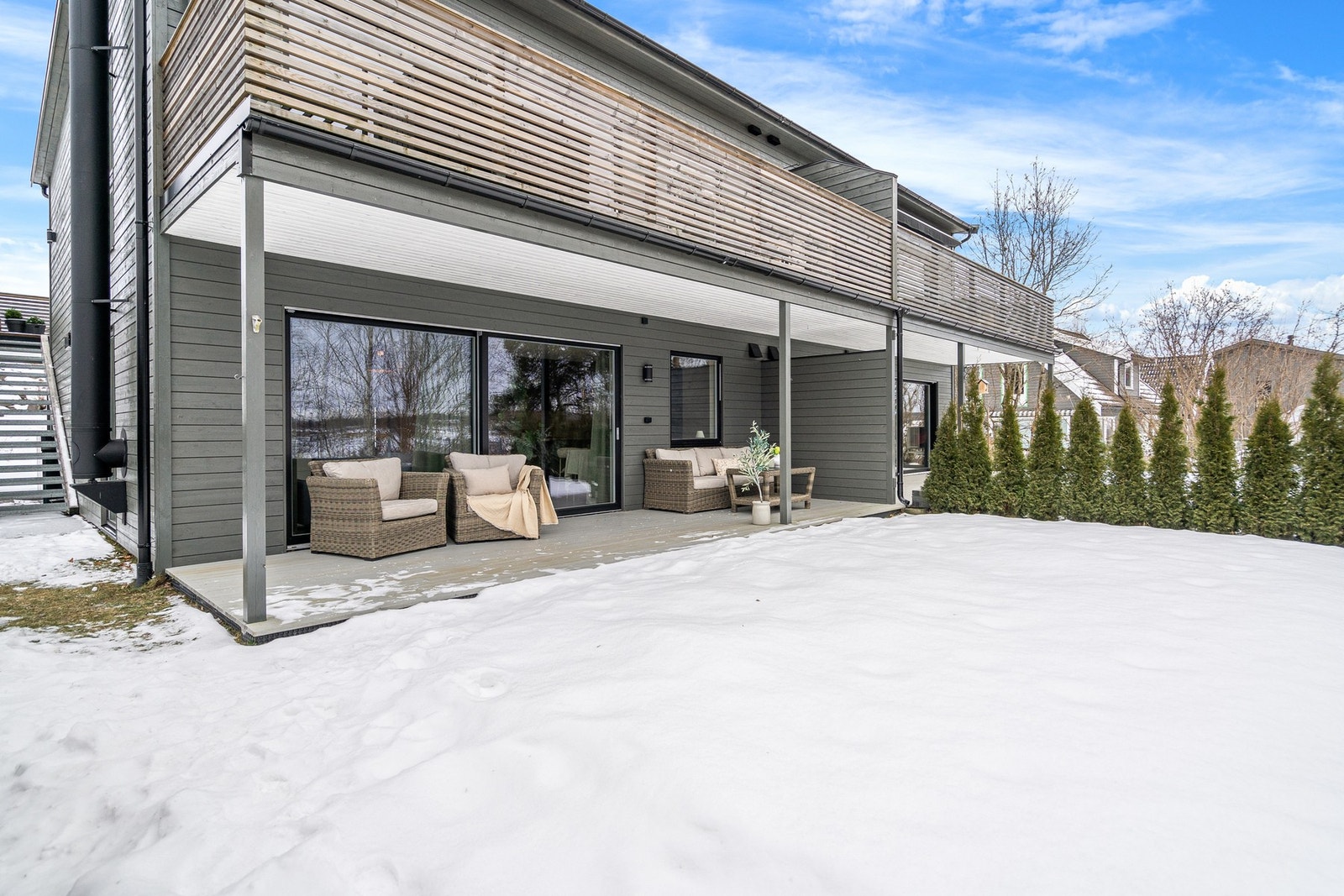 Lys og luftig stue med store vindusflater som slipper inn rikelig med naturlig dagslys. Galleribilde