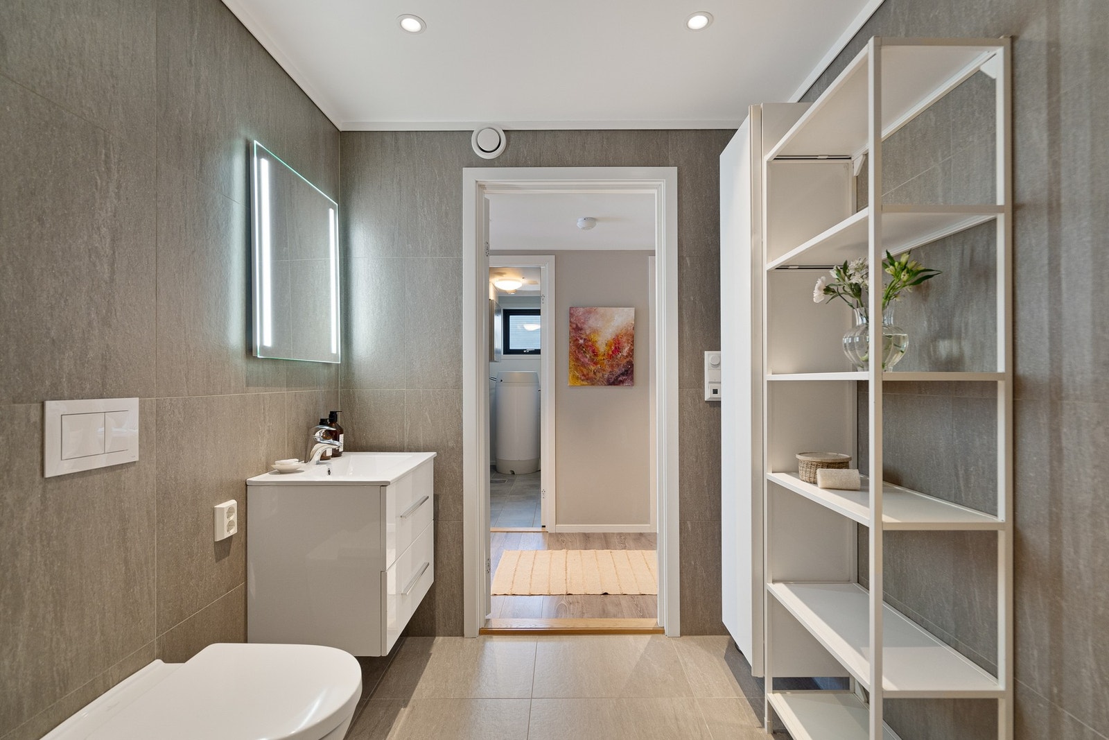 Tidsriktige materialvalg gir et stilrent og funksjonelt uttrykk. Galleribilde