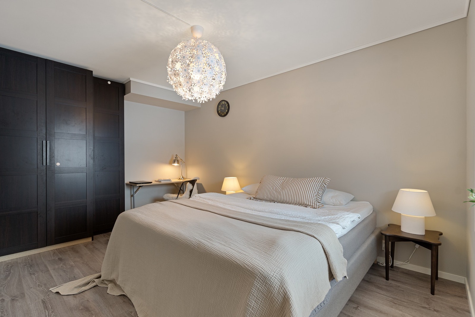 Romslig hovedsoverom med plass til dobbeltseng og nattbord. God oppbevaringsløsning i garderobeskap. Galleribilde