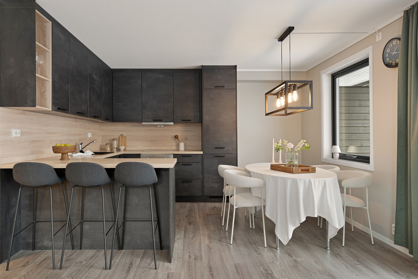 Moderne og stilrent kjøkken med god skap- og benkeplass. Kjøkkeninnredningen har en tidløs utførelse og er praktisk utformet for effektiv matlaging. Galleribilde