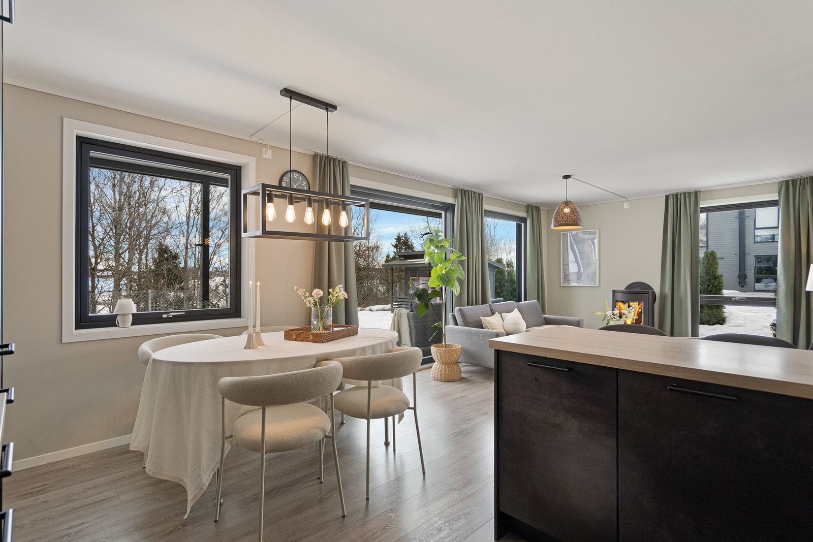 Her er det god plass til større selskap, og rommet har en åpen og hyggelig atmosfære med fine lysforhold. Galleribilde