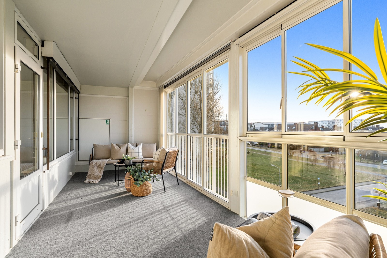 Fra stuen er det utgang til en balkong med plass til utemøbler. Galleribilde