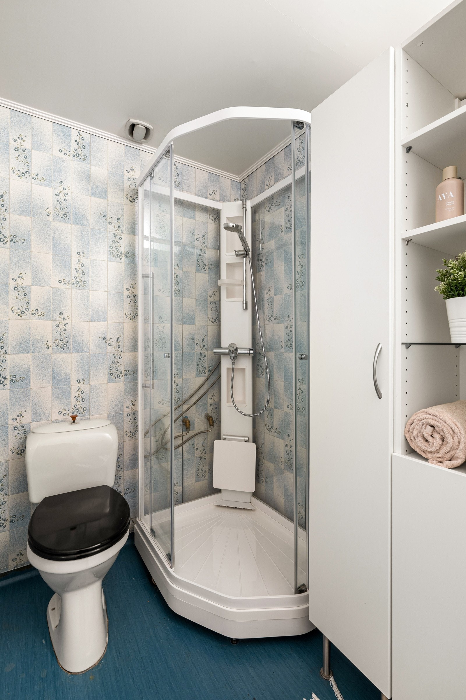 Bad og vaskerom har behov for renovering. Galleribilde